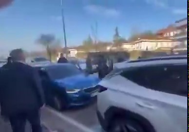 Mustafa Bozbey’den ilk açıklama:“Çağırsalardı gelirdim. Şafak baskınıyla bu şekilde buralara getirilmek doğru değil. İşin siyasi olduğunun göstergesi.Arkadaşlarımız ben varmışım gibi hizmetleri aksatmadan çalışmaya, Bursalılara hizmet etmeye devam etsin.” Halk TV