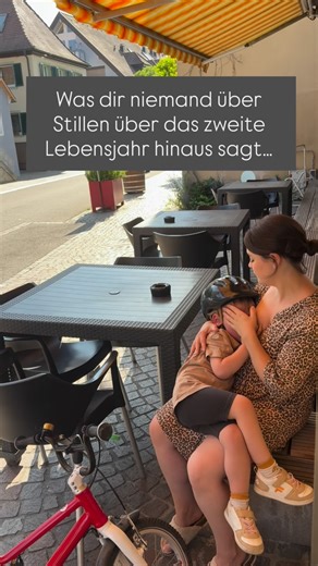 Nicole Monnet | Stillberatung | Babyschlaf | Mamabegleitung on Instagram: "Stillen ab 2 Jahren wird selten erklärt – dabei passiert genau hier enorm viel, das kaum jemand kennt. 1. Muttermilch wird energetisch dichter. Sie liefert pro Milliliter mehr Energie als im Säuglingsalter – ideal bei Appetitlosigkeit, Wachstumsschüben oder Krankheit. 2. Die Verdauung profitiert messbar. Mehr Enzyme unterstützen die Verwertung von fester Nahrung. Das erleichtert Essensphasen und reduziert „Picky Eating“. 