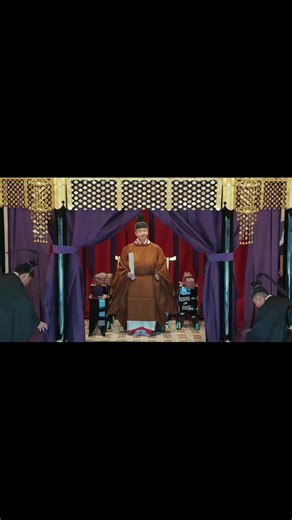 Ngai vàng trong lễ đăng quang Thiên hoàng 20/10/2019 •Thiên hoàng Đức Nhân (Naruhito) ngự trên ngai vàng Takamikura và Hoàng hậu Nhã Từ (Masako) trên ngai vàng (Michodai). Hai ngai đặt đối xứng trong điện Shishinden (紫宸殿). •Takamikura không chỉ là “một cái ghế”, mà là một quần thể kiến trúc thu nhỏ: (1) Bệ ngai \t•\tCao khoảng 6,5 mét \t•\tKết cấu bát giác \t•\tSơn son thếp vàng \t•\tTrang trí hoa cúc 16 cánh, mây lành, chim phượng (2) Mái & màn trướng \t•\tMái dạng điện thờ Thần đạo \t•\tCó màn