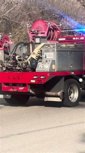 Edmond brush truck responding code 3 to a field fire #firedept