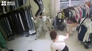 Aggressive rat terrorizes customers at Chinese clothing store
