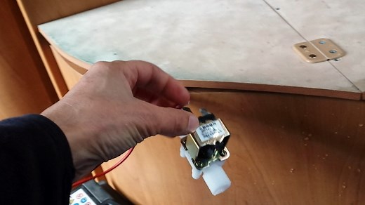 Démonstration d'une electrovanne 12 volts pour camping-car