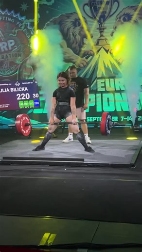Julia Bilicka 🦋🧿 on Instagram: "220kg deadlift slay 😍 #gym #deadlift #gymgirl #powerlifting"