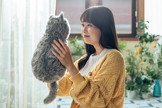 This purring cat robot feels like an actual pet cat – but without the maintenance