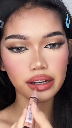 Stunning Polar Lights Blue-Grey Makeup Tutorial