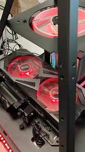 Die Pyramide - wie übrigens alle anderen PCs auch - wird gerade einem Stress-Test unterzogen. Die Beleuchtung entspricht dabei allerdings nicht unbedingt dem realen Ergebnis, also alles im grünen Bereich ✅ 😅 | Hi-Tech for Gamers