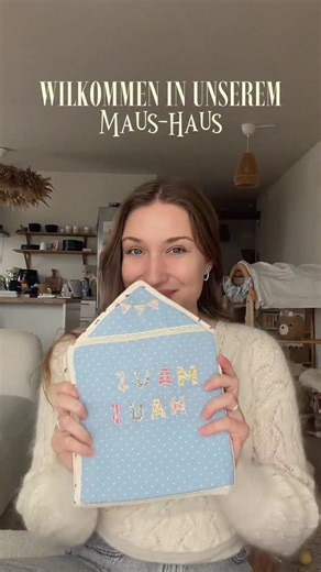 alexa 🧸✨ on Instagram: "Hi, ich bin Alexa ✨ Mama, kreativ bis in die Fingerspitzen und ich liebe es, kleinen Dingen eine Geschichte zu geben. Das hier ist unser Maushaus – ein Puppenhaus to go, genäht von meiner Mama 🐭🤍 Wenn du ruhige, kreative Ideen für den Familienalltag magst, schau dich gern auf meinem Profil um. Vielleicht findest du dort ein bisschen Inspiration. #maushaus #craftymama #nähenfürkinder #diymama #softmotherhood"