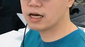 无屏幕电脑与传统电脑的核心差异在于使用方式与场景适配。产品名称：智能计算主机X1，采用隐形交互设计，支持语音、手势及远程操控，摆脱屏幕依赖，适用于家庭中控、车载