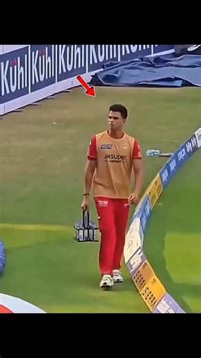 क्रिकेट के भगवान का बेटा मैदान पर पानी पिला रहा है ।