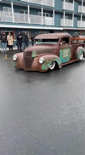 Very Old Truck Struggles Up the Street 🚛🛣️ | Vintage Power