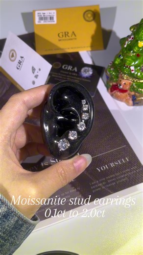 Brilliant moissanite studs with diamond-like fire. Classic, elegant, and made to shine every day.#s925 #moissanite #studearrings #earrings #925silverjewelry