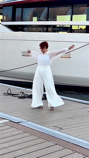 FT. LAUDERDALE, FLORIDA 🇺🇸 Fort Lauderdale International Boat Show 2025 FABULOUS!!! Le barche più belle portano la firma di designer e progettisti italiani. L’Italia vanta un ricco patrimonio di yacht e designer, con cantieri navali di fama mondiale. La maestria dell’artigianato per interni, la scelta di materiali moderni e di tendenza, la ricerca applicata all’altissima tecnologia, questo ed oltre si incontra nella genialità italiana dove l’arte è presente in peso. Io sono qui per cantare la 