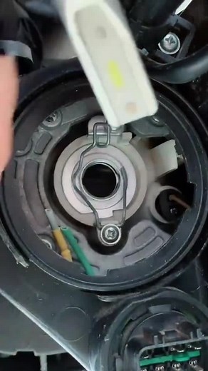 H7型号卤素灯泡更换LED大灯步骤