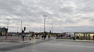 斯德哥尔摩在黄昏时分步行Södermalstorg，新的树木和艺术