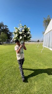 Glass cone centerpiece assembly ✂️💐 #decoracionfloral #bodasenquito #novias #weddingfloral #weddingdecor #weddingevent #weddingflowers #wedding #arregloflorales #bodas #arreglosfloralesparabodas #flowers #weddingevent #weddingreels #centrosdemesa #bodasdeensueño #weddinginstagram | Floresco floristería y eventos