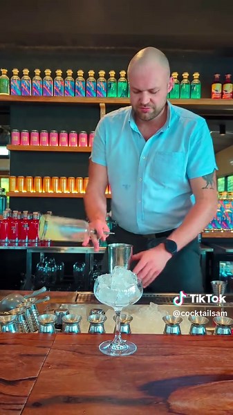 How to Make a French Martini Cocktail at Home