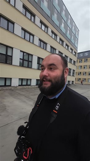 🌿 Včera večer sme sa vrátili z Malágy opäť domov. Teplo aj more chýbajú, no doma je doma. Mám však aj dobrý príbeh! Sedíme si v autobuse v Gibraltári. Nakloní sa k nám pani, lebo počula slovenčinu. Tiež je zo Slovenska. Slovo dalo slovo a keď som povedal, že som z Ružomberka, opätovala mi to, že jej mamka je z Vlkolínca. Stále tam majú dom a každý rok chodia na Liptov. Hah. Malý svet a veľký Vlkolínec. 🌿 Ono by to človek nepovedal, ale na našej univerzite momentálne študujú študenti z vicerých