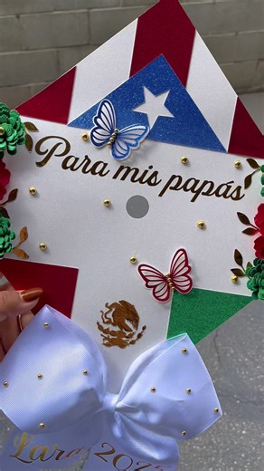 Qué bonito es tener dos culturas, dos raíces que fortalecen nuestros valores y hacen crecer aún más nuestros ideales y nuestra honradez. 🇲🇽🇵🇷❤️🌳 #puertoricanflag #gradcap #classof2026 #mexicanflag #gradcapideas