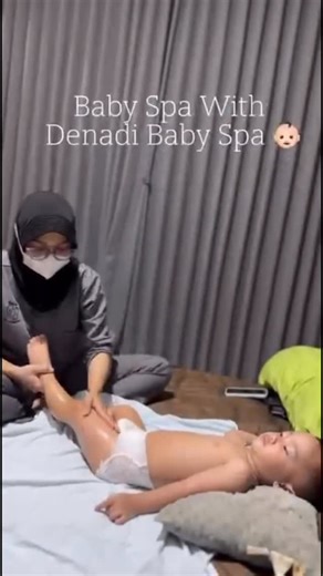 Denadi Baby Spa~Mom And Baby Care on Instagram: "📌Manfaat baby massage ada banyak loh ‼️ yuk disimak apa saja sih manfaat Baby Massage? Manfaat untuk Fisik & Perkembangan •Meningkatkan Pertumbuhan: Membantu meningkatkan berat badan, terutama pada bayi baru lahir. •Melancarkan Pencernaan: Mengatasi masalah kembung, kolik, sembelit, dan meningkatkan nafsu makan. •Mendukung Perkembangan Otak & Sensorik: Merangsang sistem saraf dan meningkatkan respons sensorik. •Meningkatkan Kualitas Tidur: Membua