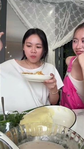Viet Phuong Thoa raves about cassava mukbang but Cu Hanh Tay only gives it a 5/10 #shorts
