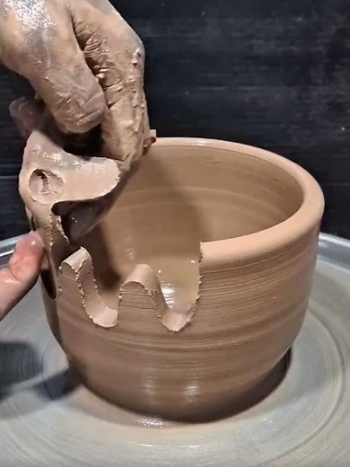 Forming zigzag patterns while shaping a clay bowl to create a unique handcrafted design #machine