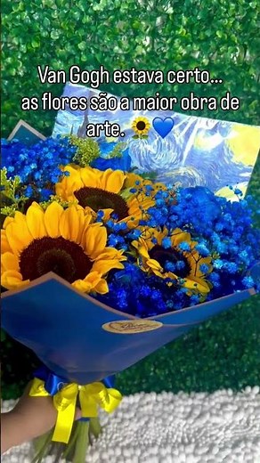 O Buquê Van Gogh combina a delicadeza das flores azuis com a alegria dos girassóis