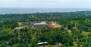 新しいスタジアムのトップビューの建設現場。上から新しい近代的なスタジアムの建設。スポーツ複合施設の建設.