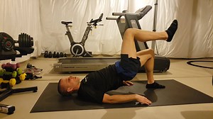 𝗥𝗨𝗡𝗡𝗘𝗥𝗦! 𝗜𝗺𝗽𝗿𝗼𝘃𝗲 𝗬𝗼𝘂𝗿 𝗖𝗼𝗿𝗲 𝘀𝘁𝗿𝗲𝗻𝗴𝘁𝗵 -- from home! 🏠 - I outline how to do it in this video -- AND it doesn't include a single crunch. - 1️⃣ Start by working your way to 60 seconds with static holds 2️⃣ Progress to leg lifts and holds to challenge yourself 3️⃣ Add small and controlled movements to maximize your strength - If you're looking for more at-home work that focuses on core, glute strength, and balance, head here: 👇👇👇 RunSmart2020.com - 𝘔𝘺 𝘴𝘵𝘳𝘦𝘯𝘨�