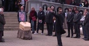 Pourquoi la danse en solitaire du compagnon d'Agnès Lassalle devant son cercueil nous touche autant