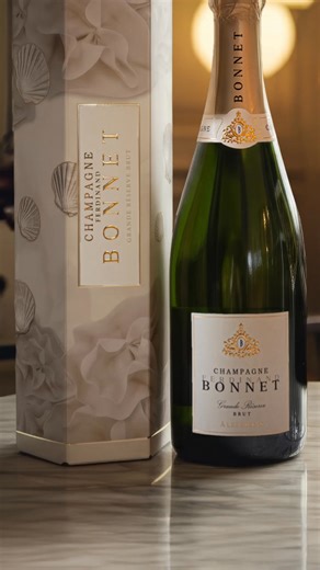 Just nu är det Côte des Bar som alla pratar om. I hjärtat av området hittar vi producenten Bonnet – utnämnd till Årets champagnehus 2024 i den prestigefulla tävlingen Trophées Champenois. Bonnet Grande Réserve Brut har en fruktig doft med inslag av röda äpplen, rostat bröd, nougat och apelsin. Smaken är fruktig och mycket frisk med inslag av röda äpplen, gula plommon, rostat bröd, nougat och apelsin. Champagnen passar lika bra som gå bort-present som till festligare tillställningar. Finns på dit