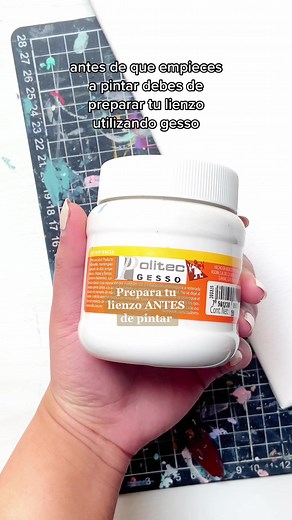 ¿Cómo preparar el lienzo antes de pintar? Aquí te enseño una técnica que aprendí de @pinturitas de renee Hay artistas que solo utilizan Gesso y dan aproximadamente 5 capas. Sigue la técnica que mas te acomode y de acuerdo al resultado que quieras lograr. Recuerda esperar a que cada capa seque super bien y lijar suavemente entre cada capa. #tipsarte #tipsparapintar #pinturaacrilica #gesso #aprendeentiktok #artetips