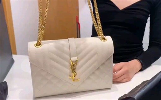 YSL 圣罗兰开箱｜白色envelope一直都想买一只圣罗兰，特别是看完他的人生传记后，圣罗兰先生除了情史很丰富以外也真的是天才设计师啊！