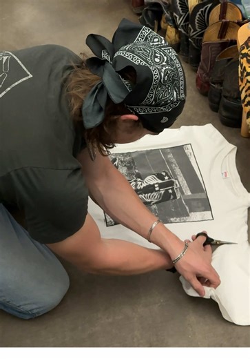 Here’s how I crop my tees #fashion #cropped #howto #clothes | cropped tees