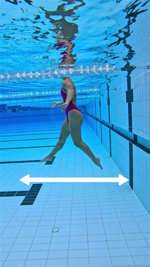 The secret to staying afloat? Keep your kick small and quick! 🌊 ❌ Kicking too wide and too hard wastes energy and can throw off your balance. ✅ Small, fast flutter kicks help you stay stable, improve your control, and keep you upright without getting tired as quickly. Give it a go during your next swim and see the difference for yourself! 🏊‍♀️ 💬 Have you tried this technique before? ——— 🚨 ¿El secreto para mantenerte a flote? ¡Una patada pequeña y rápida! 🌊 ❌ Patear demasiado fuerte y abrir 