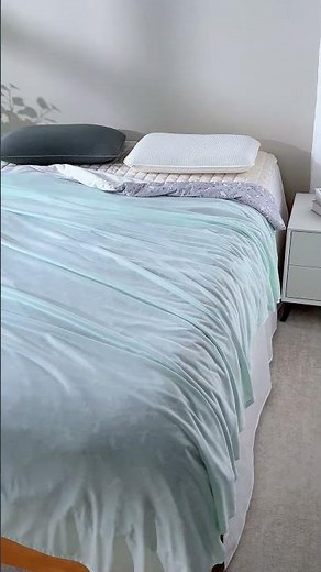 One touch and you'll know why cooling blankets are everywhere this summer ❄️💚 #lifeisbutadream