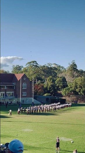 🇬🇧 Scottish Bagpipe Band Marches with Precision at School Sports Ground 🎶🇯🇵 高校グラウンドで圧巻のバグパイプ演奏