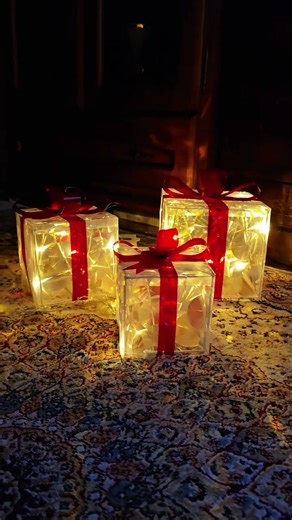 The Christmas luminous gift box with the Christmas tree also has remote control lights, which is great!#chrismas #box #chrismasgifts #remote #holidays