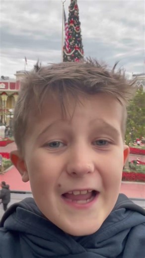 Rex asks Disney World cast member for tips #disney #disneyworld #disneytips #castmember