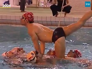 🏊 NATATION SYNCHRONISÉE MASCULINE 🏊 Les Championnats d'Europe de natation artistique ont donné lieu le 13 août 2022 à une grande nouveauté avec les premières épreuves masculines en solo. Retour en 2004 avec la découverte de l'équipe de natation synchronisée masculine de Paris. | INA