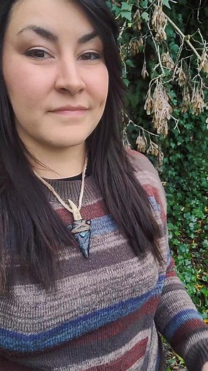 Sent this custom triflow obsidian bushcrafter arrowhead pendant out! I knapped this obsidian that was harvested by hand from the Oregon Glass Buttes. the antler tine has custom burned initials on it, and I added a turquoise accent bead. The buckskin strap was made with locally sourced and naturally tanned hides. DM me to have a custom bushcrafter piece made just for you 😘 #handcraftednecklace #handmadeart #obsidianarrowhead #obsidianart #buckskin #earthskills #earth | Carley Schwoerer