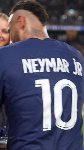 1.5M views · 10K reactions | Neymar está en todo  El 10 del PSG no solo clavó dos goles en la final de la Supercopa de Francia ante Nantes, sino que también repartió las medallas a sus compañeros 磊 | TNT Sports Argentina | Facebook