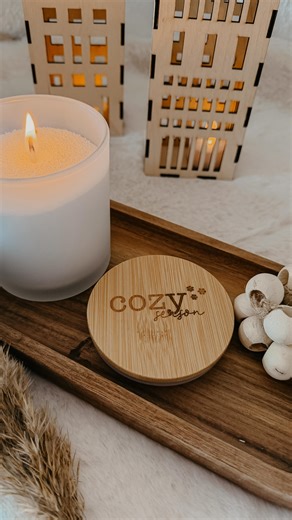 plotter.chaos🤍 on Instagram: "C O Z Y S E A S O N ❄️ Plottermarie hat neue Rohlinge im Shop unter anderem diese schönen Gläser mit Deckel. Geht’s euch auch manchmal so? Ihr seht einen Rohling und wisst sofort was ihr daraus zaubern möchtet? So ging es mir mit diesem Glas! Ich hab mich für eine Gravur des Deckels entschieden - wobei man sie natürlich auch super beplotten kann. Perfekt für das aktuelle Wetter, einkuscheln, Kerze anzünden, ein Tee genießen und runter fahren ❄️ ____________________