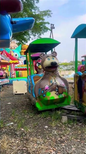 Bermain diarena Kereta odong odong Thomas Merah api Bersama gerbong badut merah