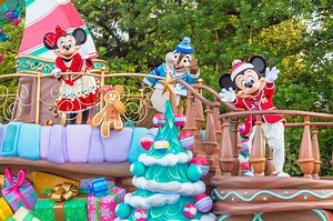 Christmas Returns to Tokyo Disneyland for the First Time in 3 Years | Chip and Company