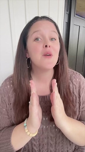 Why in the heck do we need that silent W? The WR spelling pattern, gives us insight into the words, meaning and origin. 👉🏼The WR combination usually indicates that the word is of Germanic origin. Traditionally, the W was clearly pronounced, making it easy to distinguish words like write/right, wring/ring, wrote/rote. Now, we need to have some context in order to differentiate between these words in every speech. 👉🏼The WR spelling pattern is a phonestheme that means “to twist or distort”. ⭐️ 
