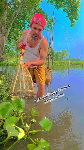 Grandpa's big fish is a hit in Jorhat. #vrial #handfish #vrial #fishing #catchingfish #fish