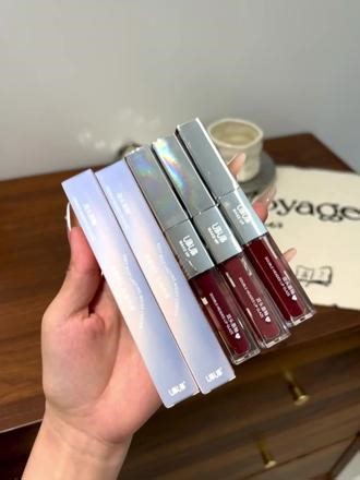 妈呀!终于等到UBUB双头唇釉的大羊毛了!7.99到手2支，还是双头的，每个颜色都好好看!直接全款拿下所有色号!!才这价真是给我惊呆了!姐妹直接闭眼薅啊!#平价好物 #仙女必备 #唇釉 #美妆 #无限回购的宝藏单品