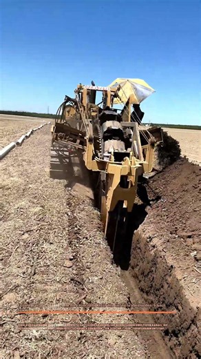 Fräsen, reißen, öffnen: Wie die rotierende Kette den tiefen Graben in den Acker frisst