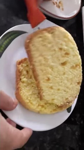 Bolo de fubá na máquina panificadora de pão Mondial