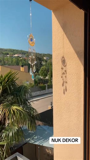 5.7K views · 112 reactions |  Los atrapasoles llevan siglos llenando los hogares de luz y energía positiva. Basta un rayo de luz para que sus destellos de arcoíris hagan su magia y armonicen el espacio. Colócalo en una ventana, en la barra de la cortina o en tu rincón favorito… y deja que la luz transforme tu hogar. ✨ #atrapasol #atrapasoles #nukdekor | NUK DEKOR | Facebook